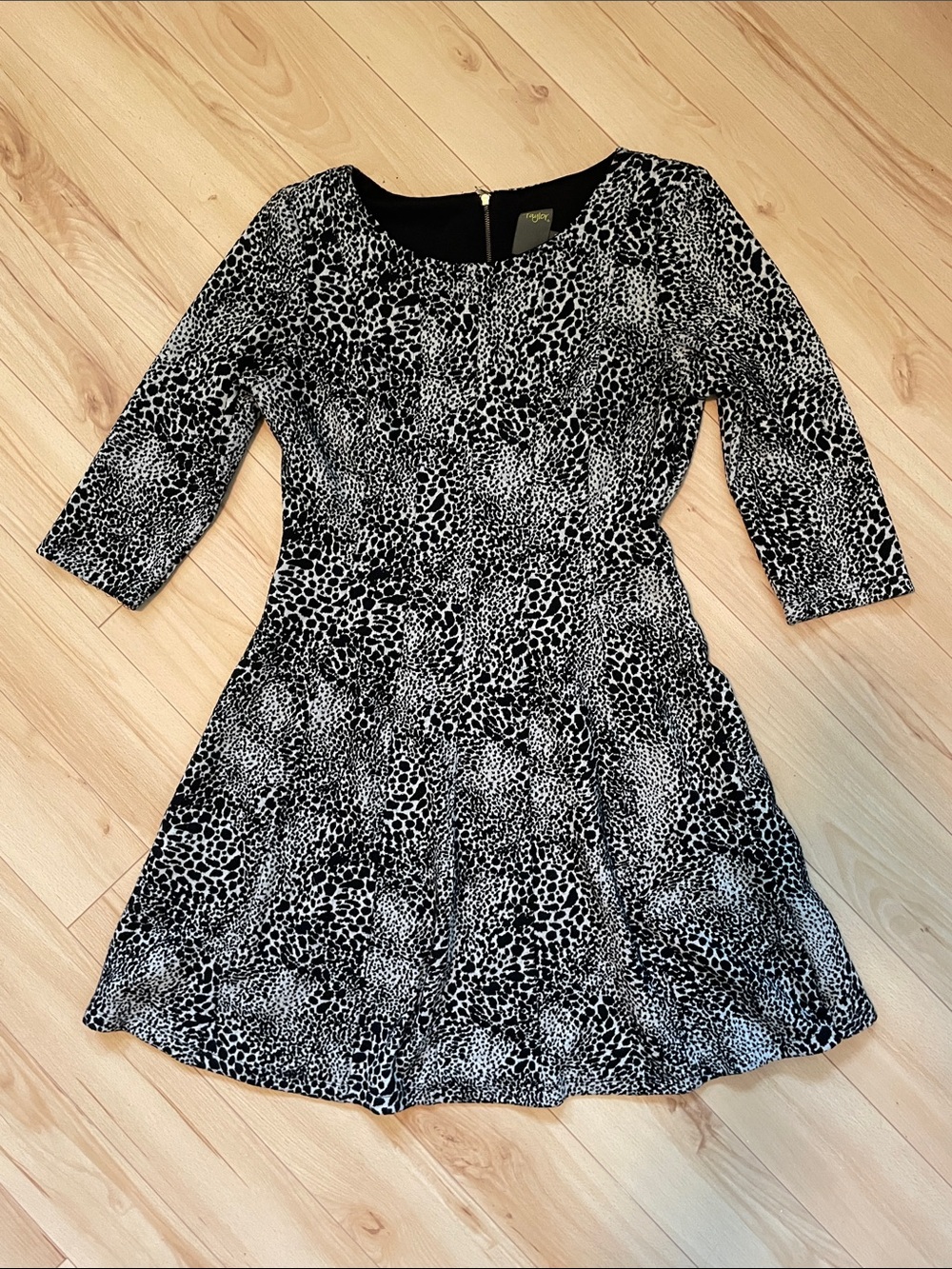 Taylor Sz 8 Animal-Print Knit Midi Dress